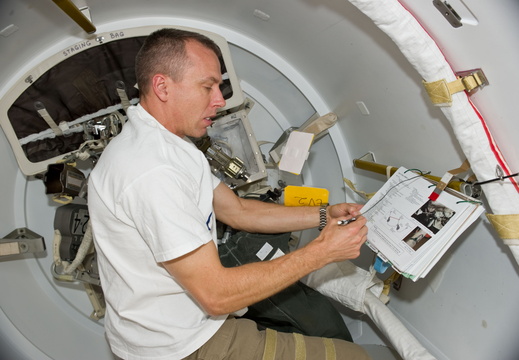 STS134-E-08435