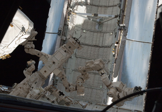 STS134-E-09282