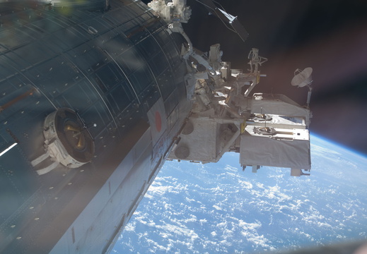STS135-E-08487