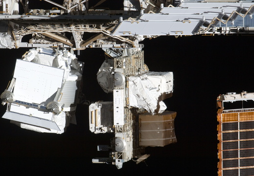 STS135-E-11371