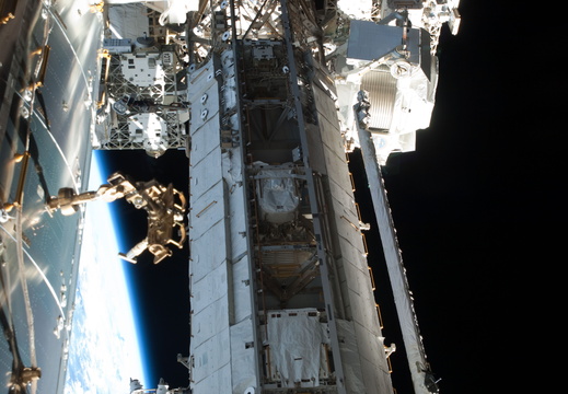 STS135-E-08471