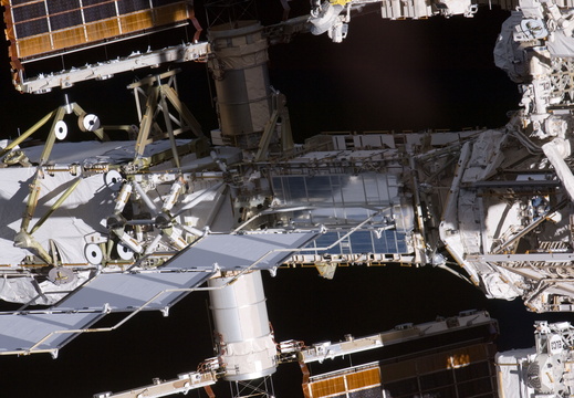 STS135-E-11065