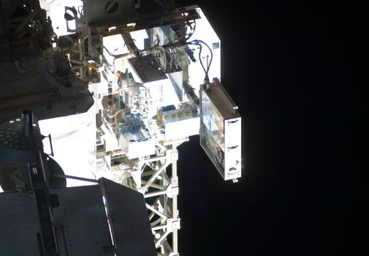 STS135-E-08393