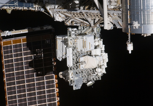 STS135-E-11055