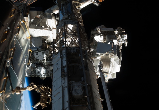 STS135-E-08468