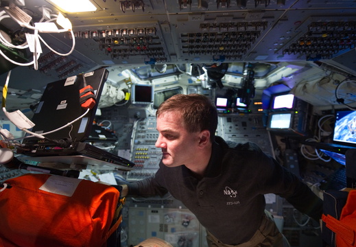 STS135-E-10695