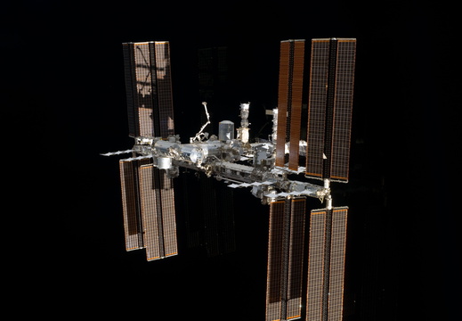 STS135-E-11810