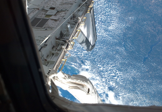 STS135-E-07672