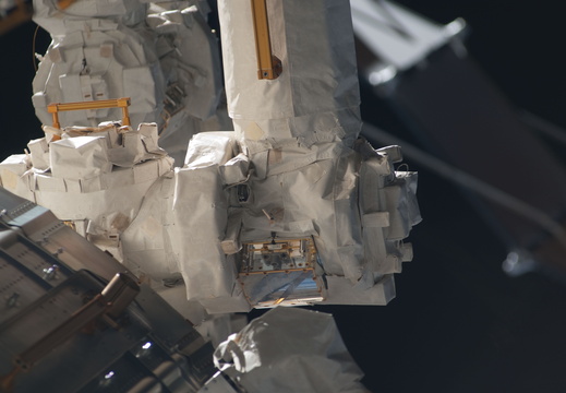 STS135-E-08518