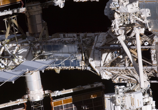 STS135-E-11064