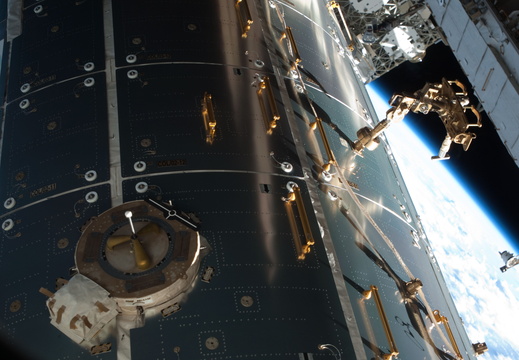 STS135-E-08476