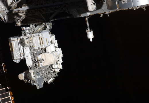 STS135-E-11376