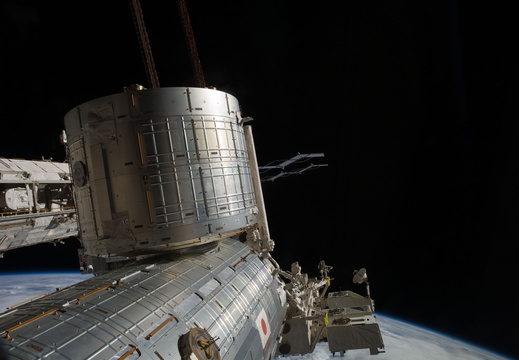 STS135-E-10673