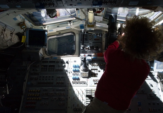 STS135-E-07129