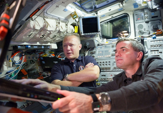 STS135-E-10688