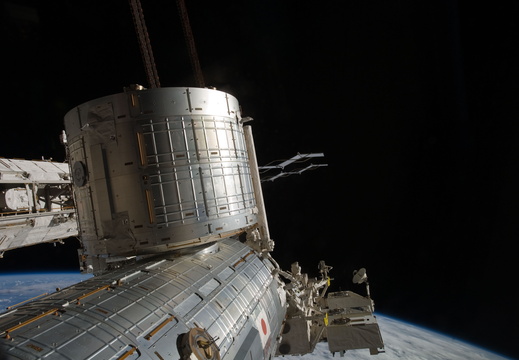 STS135-E-10675