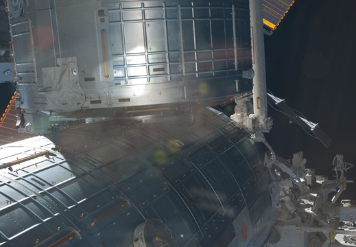 STS135-E-08489