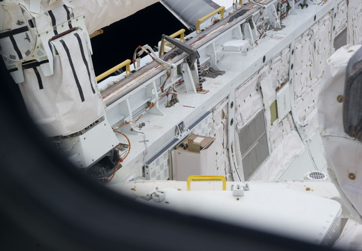 STS135-E-12163