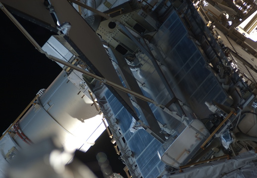 STS135-E-08451