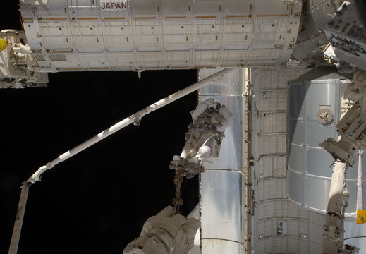 STS135-E-07596