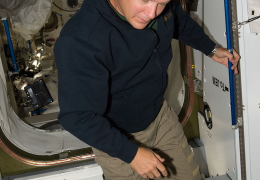 STS135-E-08744