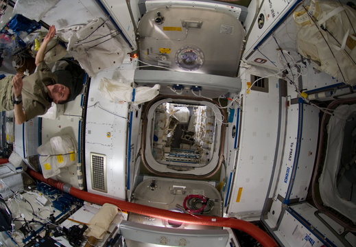 STS135-E-09134