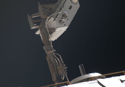 STS135-E-08627