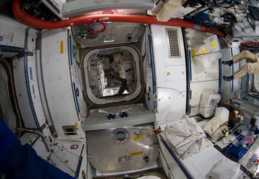 STS135-E-09233