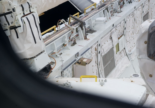 STS135-E-12164