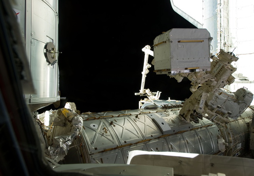 STS133-E-08094