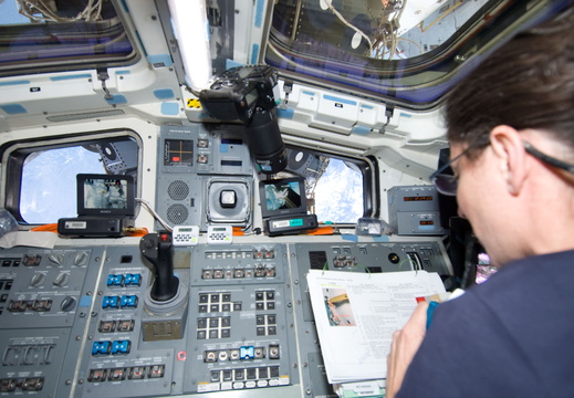 STS133-E-07936