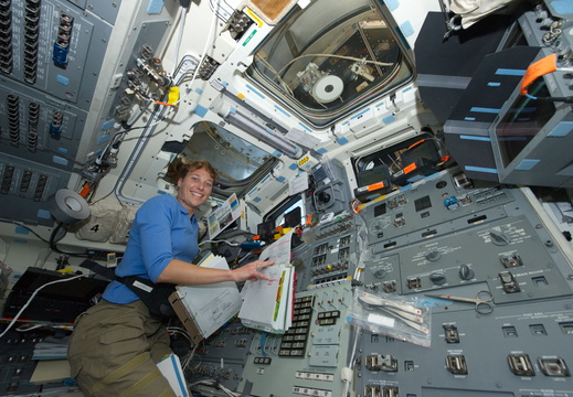 STS131-E-08425