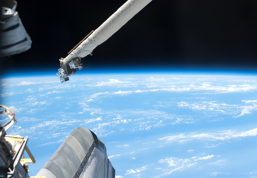 STS124-E-10791
