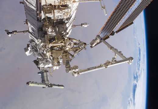 STS115-E-05894
