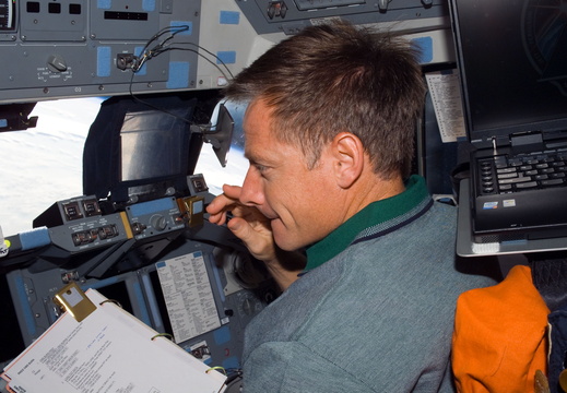 STS115-E-07693