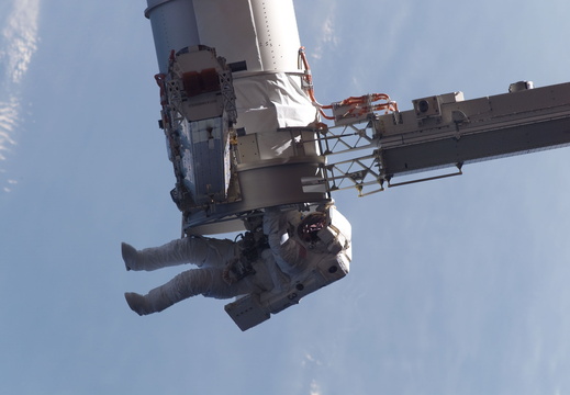 STS115-E-05640