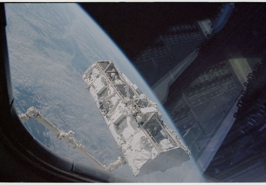 STS110-341-012