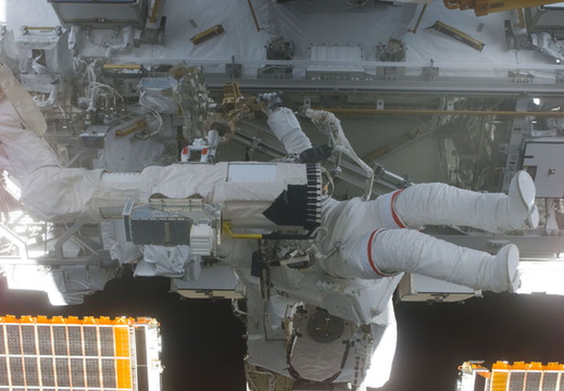 STS110-E-05604