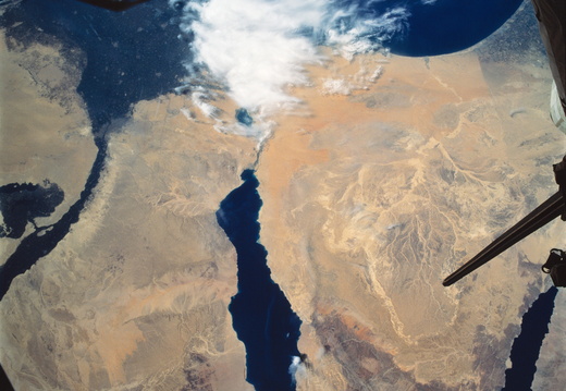 STS110-738-052