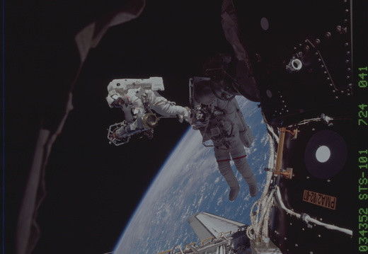 STS101-724-041