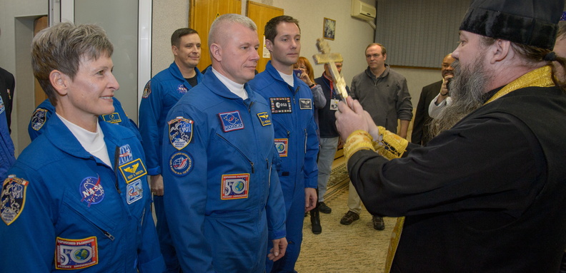 thom_astro_30527796474_Expedition 50 Crew Blessing.jpg