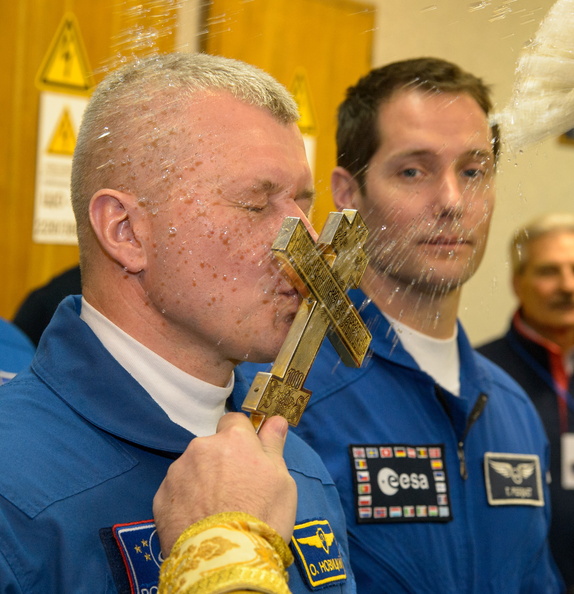 thom_astro_31350299075_Expedition 50 Crew Blessing.jpg