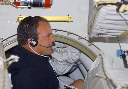 STS110-E-5038