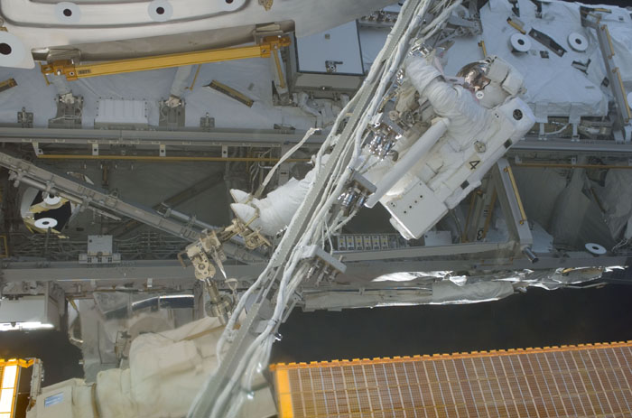 STS110-E-05285