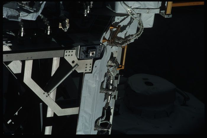 STS110-324-008