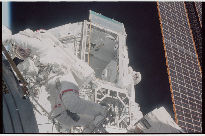 STS110-360-002.jpg