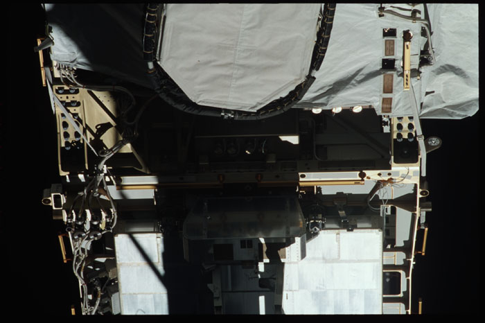STS110-324-029