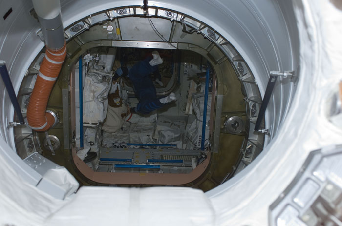 STS110-E-05145