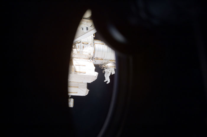 STS110-E-05243
