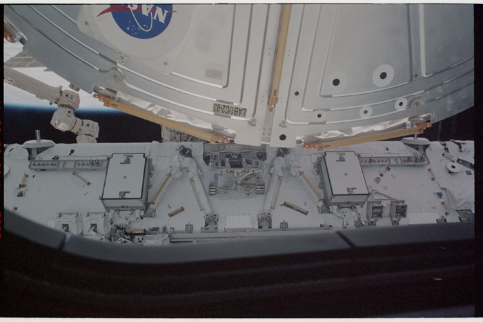 STS110-341-026